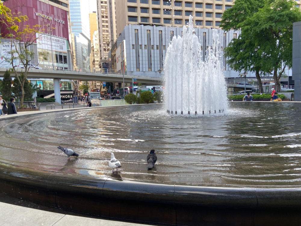 噴水池邊休戲（實景）